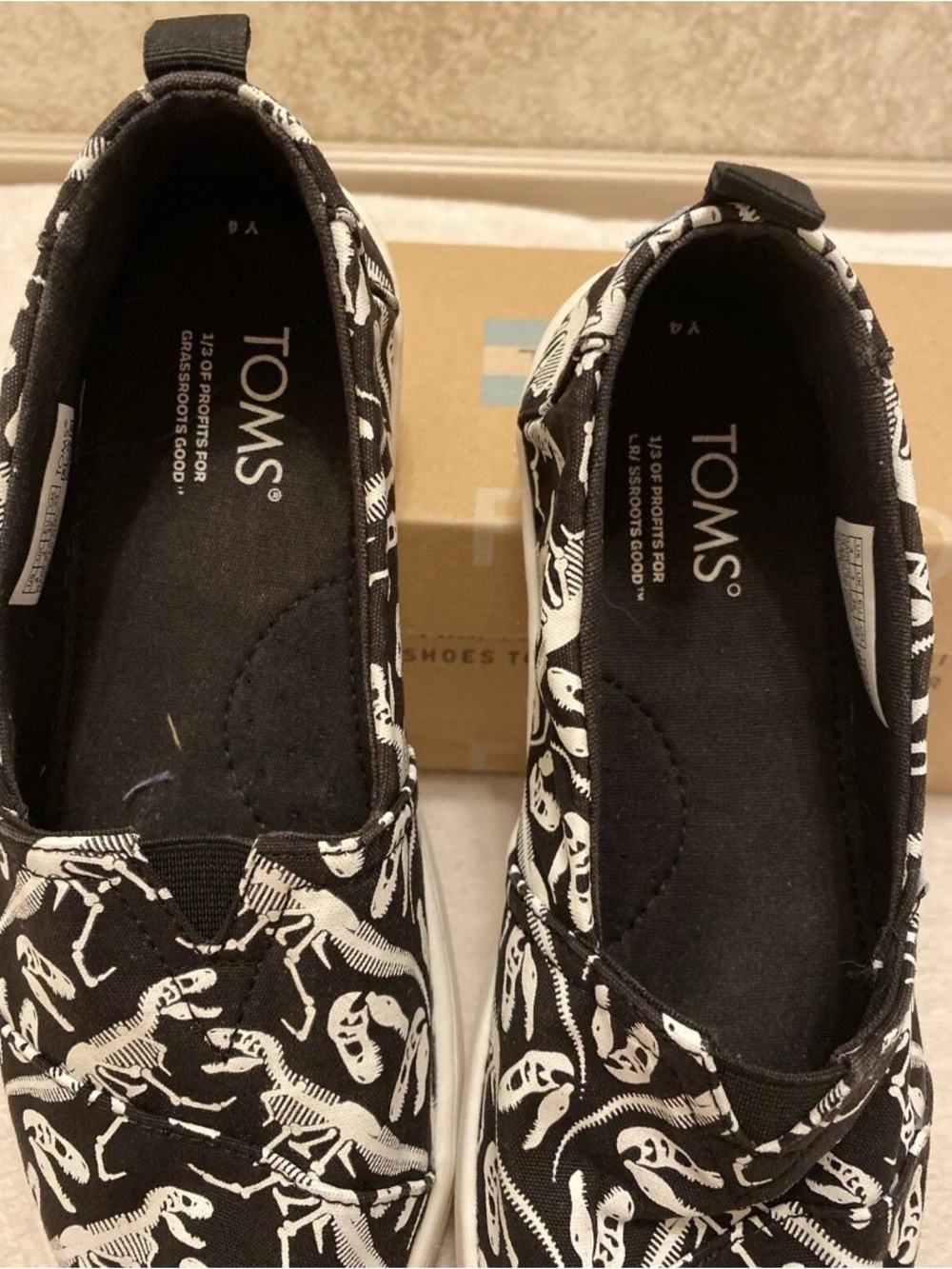 Toms Kids Black & White Glow In The Dark Dinosaur Flats . Women’s Size 6 - Picture 10 of 15